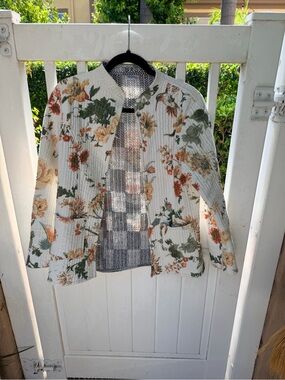 Quilted jacket floral, fits like a Small, beautiful cotton